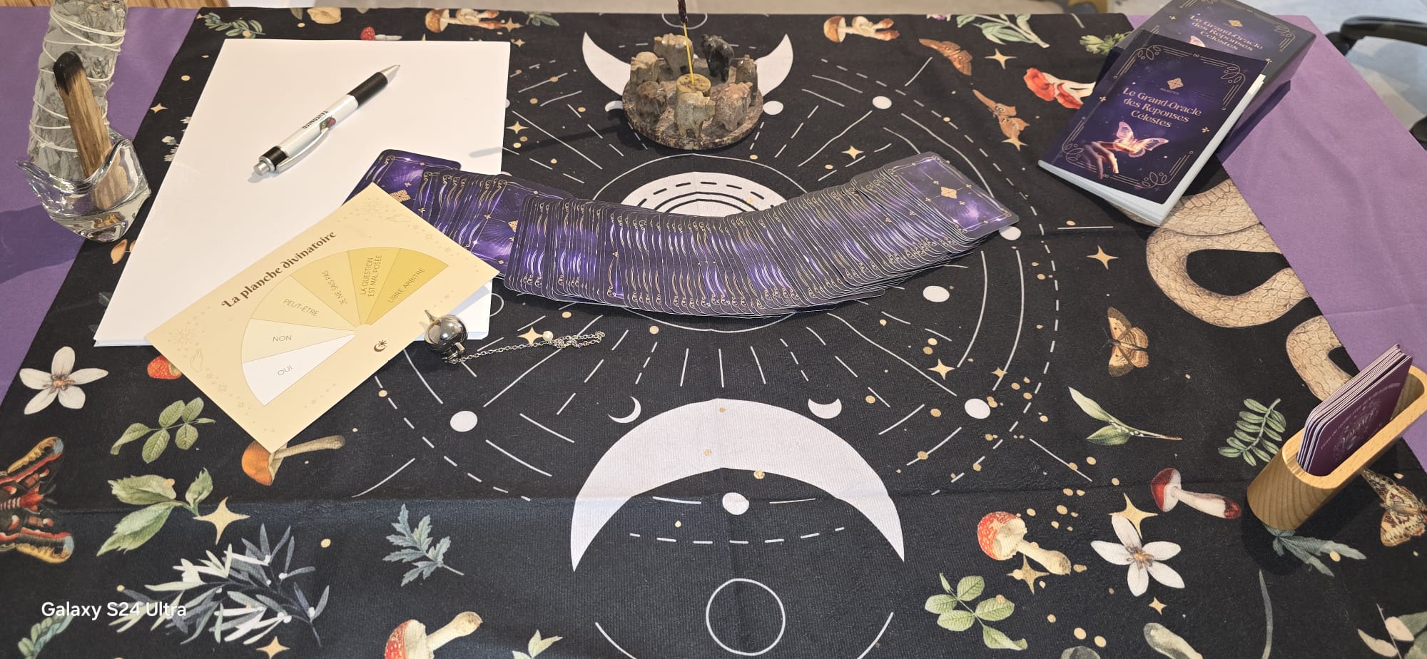 Tapis céleste, cartes oracle et pendule de Michelle